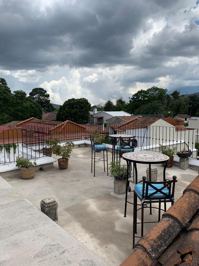 Hotel La Villa Serena Antigua Bagian luar foto
