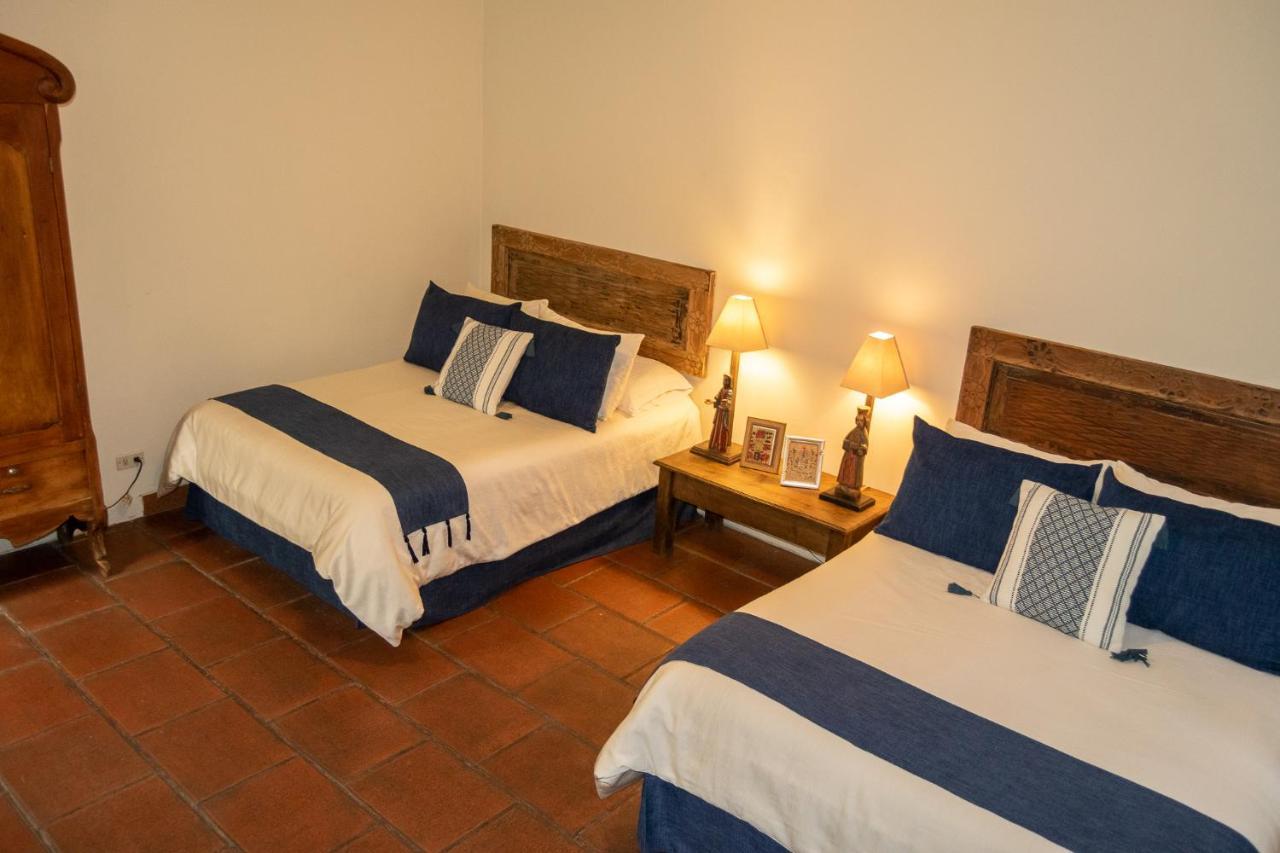 Hotel La Villa Serena Antigua Bagian luar foto