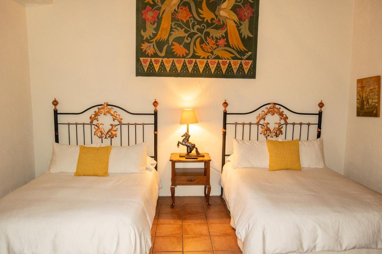 Hotel La Villa Serena Antigua Bagian luar foto