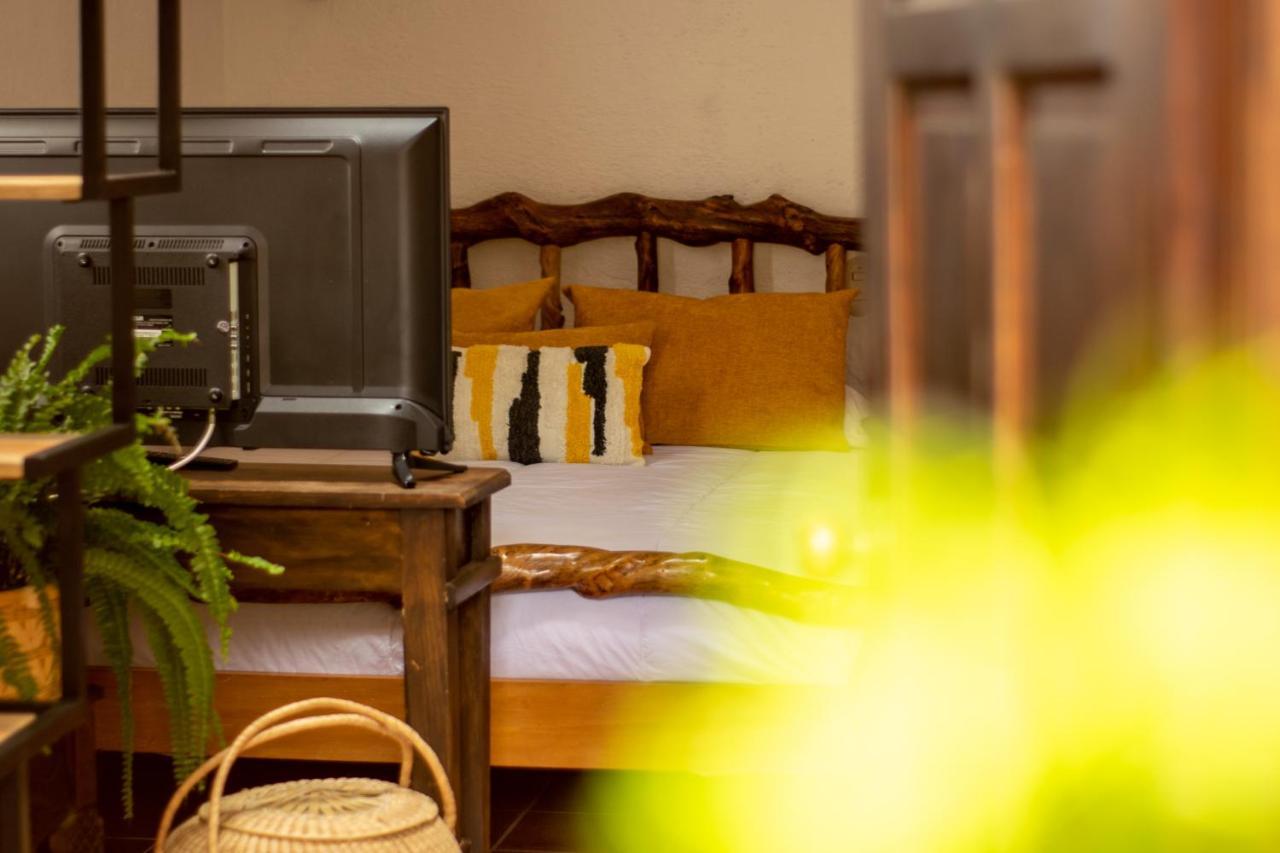 Hotel La Villa Serena Antigua Bagian luar foto