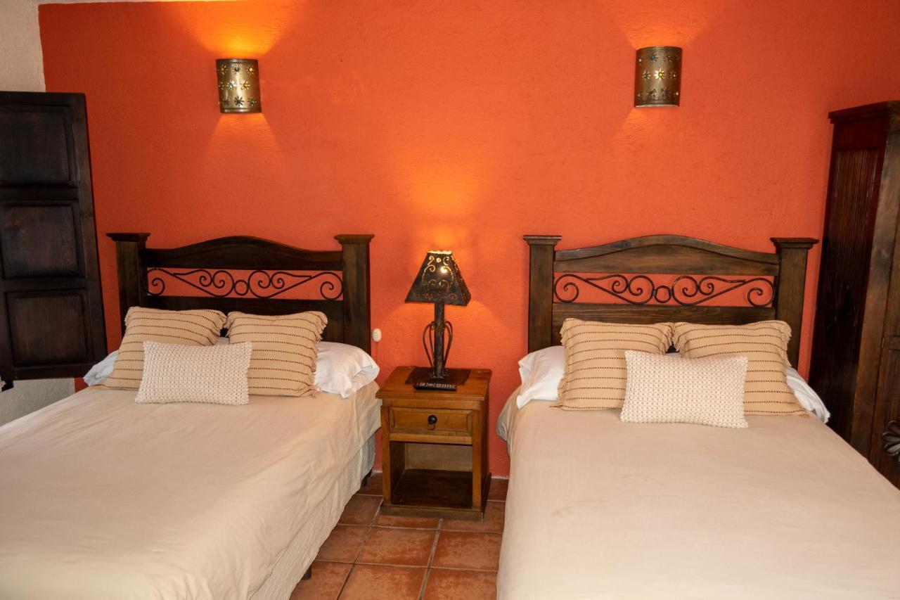 Hotel La Villa Serena Antigua Bagian luar foto
