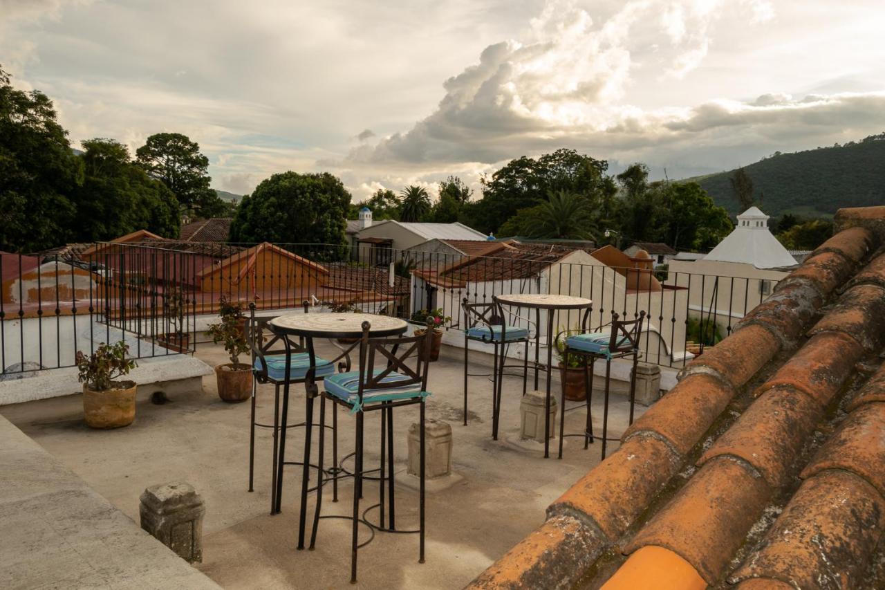 Hotel La Villa Serena Antigua Bagian luar foto