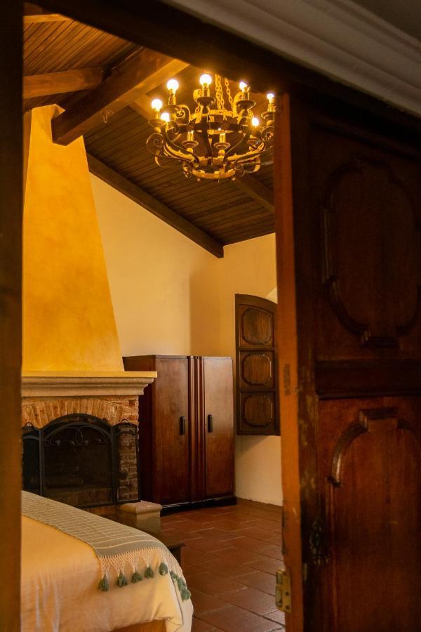 Hotel La Villa Serena Antigua Bagian luar foto