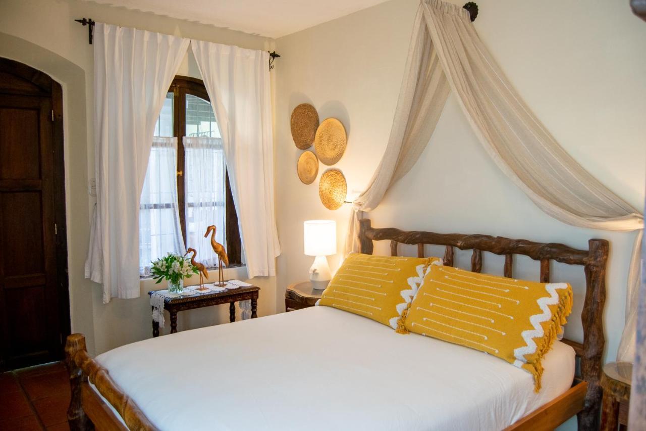 Hotel La Villa Serena Antigua Bagian luar foto