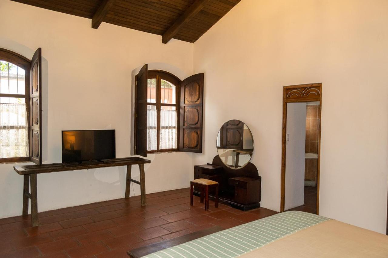 Hotel La Villa Serena Antigua Bagian luar foto