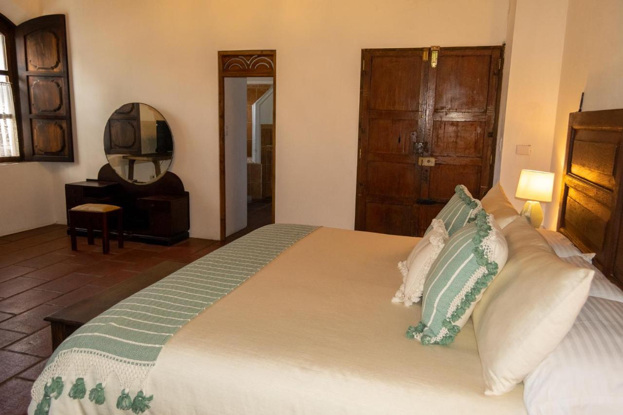 Hotel La Villa Serena Antigua Bagian luar foto