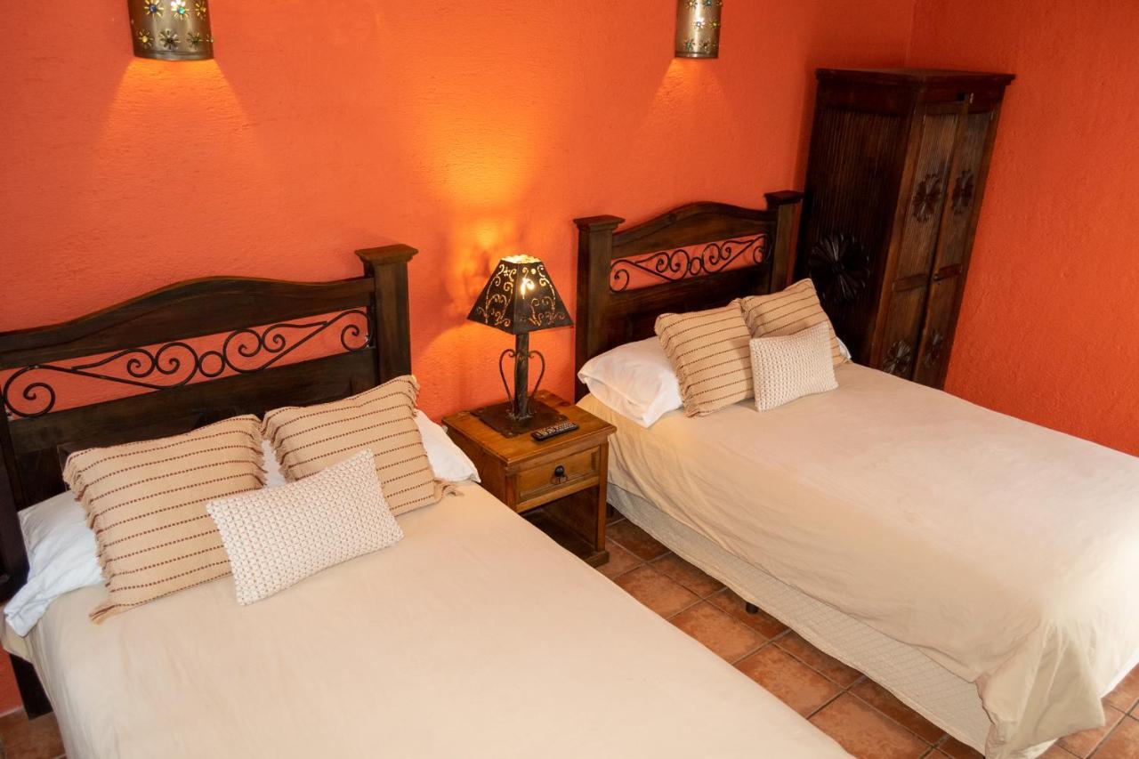 Hotel La Villa Serena Antigua Bagian luar foto