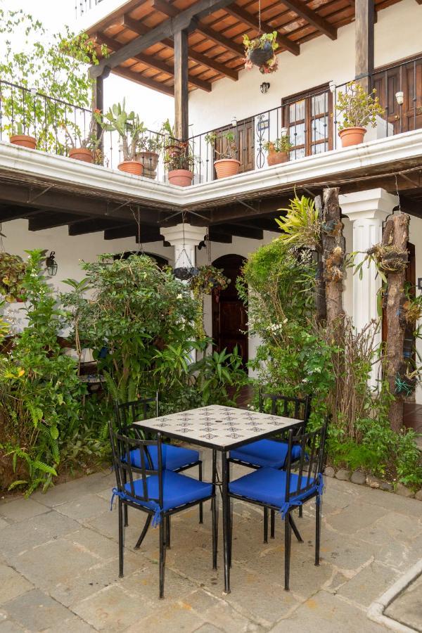 Hotel La Villa Serena Antigua Bagian luar foto