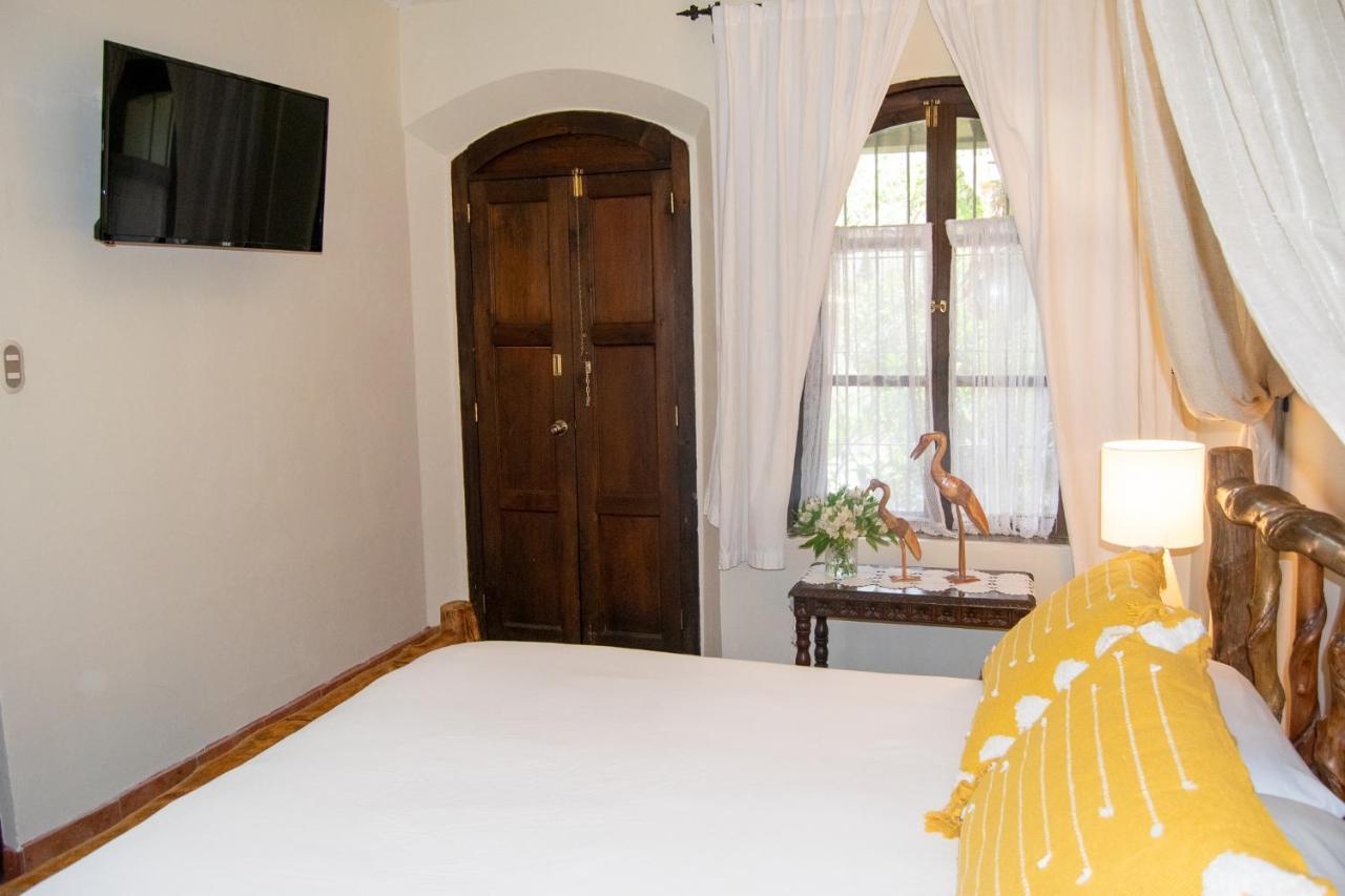 Hotel La Villa Serena Antigua Bagian luar foto