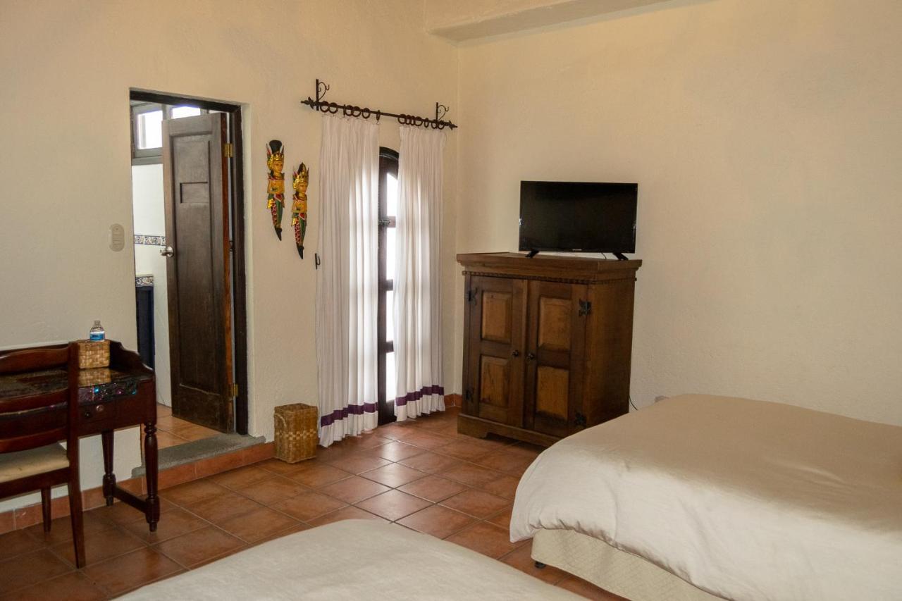 Hotel La Villa Serena Antigua Bagian luar foto