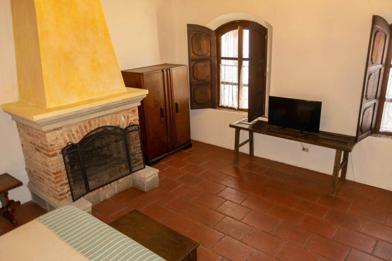 Hotel La Villa Serena Antigua Bagian luar foto