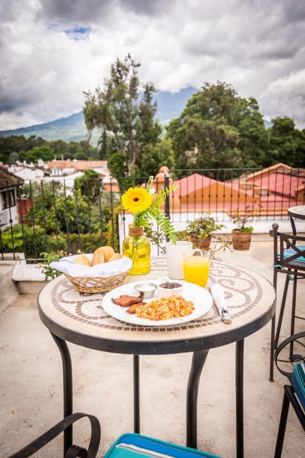 Hotel La Villa Serena Antigua Bagian luar foto