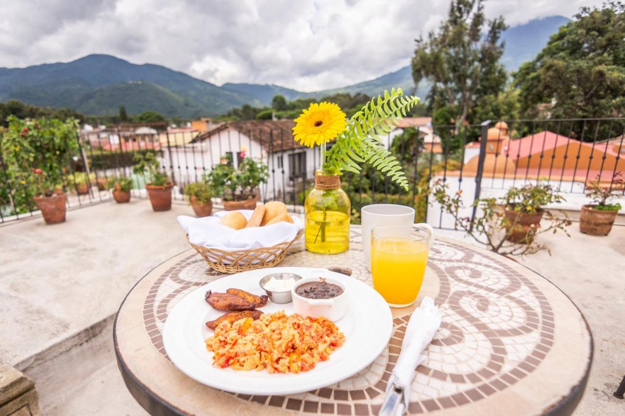Hotel La Villa Serena Antigua Bagian luar foto